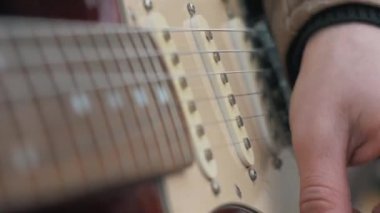 Bir elektrik Guitar 4k stok görüntüleri çalmak. Gitar çalan bir adamın elini yakınlatın