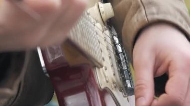 Adam 4k stok video kadar yakın dışında elektrik gitar çalıyor