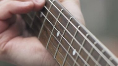 Elektro gitar 4k stok görüntüleri çalmak. Yakın çekim, adamın parmakları