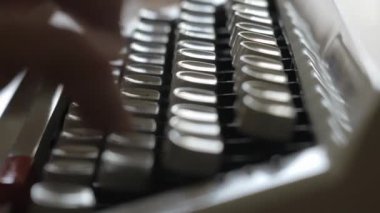 Retro Vintage daktilo tuşları yazarak yakın