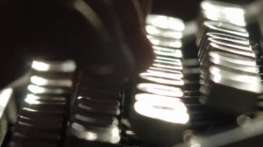 Bir vintage daktilo klavye, yazar, gazeteci, serbest, romancı kavramı, 4k, 2160p, 23.976 fps stok video kadar yakın okşayarak Parmaklar