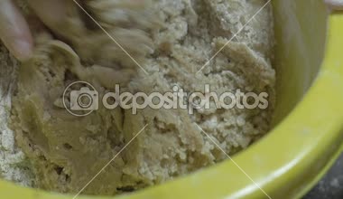 Hamur yoğurma çekim, kadın bir fırın dükkanında lezzetli kek için pasta hazırlanıyor