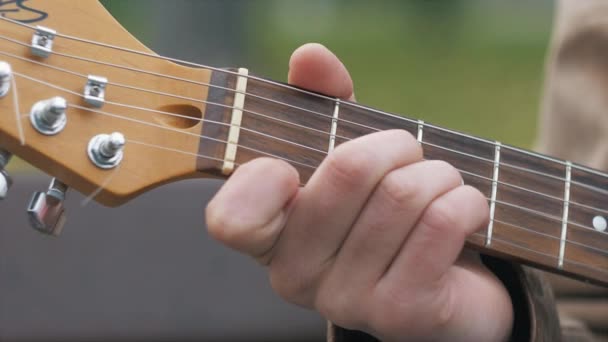 Hombre Tocando Guitarra Cerca — Vídeo de stock