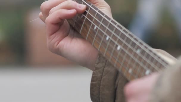 Gitaar Snaren Trillen Van Plukken Stock Footage Man Handen Spelen — Stockvideo