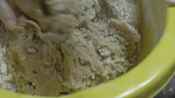 Pâte à pétrir gros plan, femme préparant des pâtisseries pour de délicieux gâteaux dans une boulangerie 