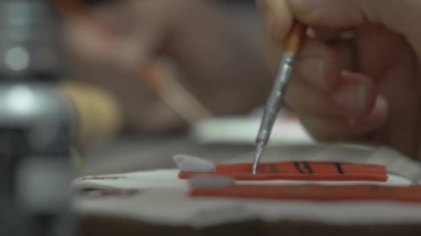 Lezzetli bir pasta üzerine sanat yapma, el çizimi 