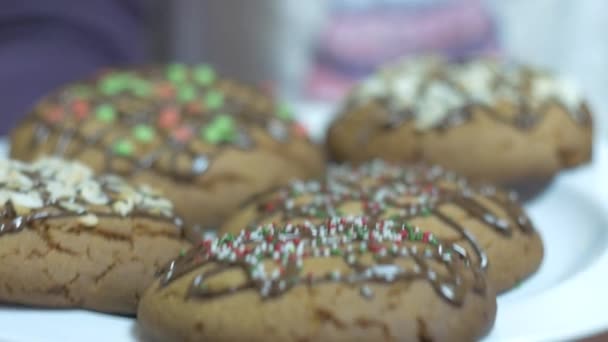 Ein Teller Voller Bunter Leckerer Plätzchen — Stockvideo