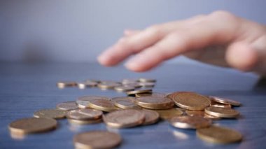 Metal paraları sayan adam 4K çekimini kapat 23.976 fps para tasarrufu kavramı