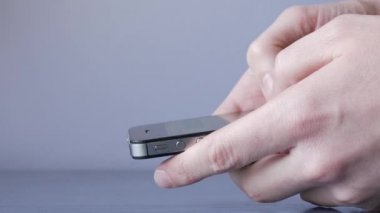 Akıllı telefon detaylarını kullanan kullanıcı 4K kaydırma işletim teknolojisi kavramını kapat