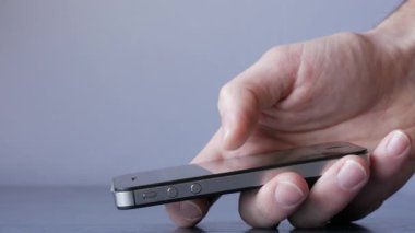 Akıllı telefon detaylarını kullanan kullanıcı 4K kaydırma işletim teknolojisi kavramını kapat