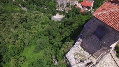 Akıllı telefon detaylarını kullanan kullanıcı 4K kaydırma işletim teknolojisi kavramını kapat