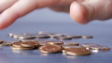 Akıllı telefon detaylarını kullanan kullanıcı 4K kaydırma işletim teknolojisi kavramını kapat