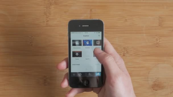 Vimeo Video Streaming App Browsen Vanaf Een Smartphone Bovenaanzicht — Stockvideo