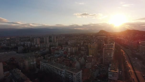 大欧洲城市在日落时飞越林荫大道 — 图库视频影像