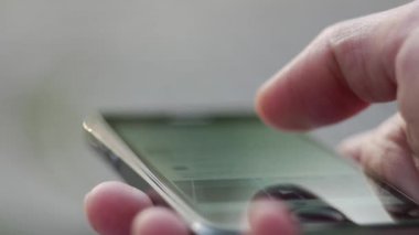 Bir akıllı telefon sinematik bokeh derinliği alan stok görüntüleri 2160p 4k UHD bir sosyal ağ tarama