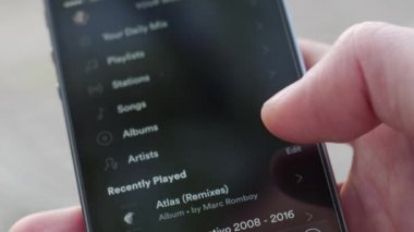 Paris, Fransa, Nisan 2017-bir akıllı telefon cihazından Spotify müzik uygulaması tarama 2160p 4k UHD stok video
