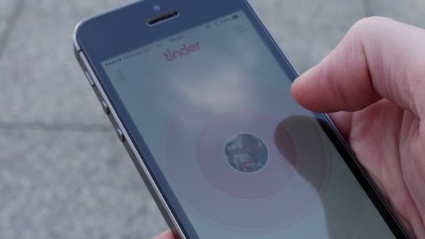 Akıllı Telefon Mobil Cihazda Tinder Sosyal Tanışma Keşif Uygulaması Uhd — Stok video