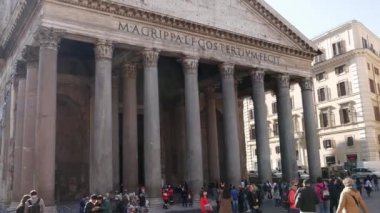 Pantheon önünde turist kalabalığı