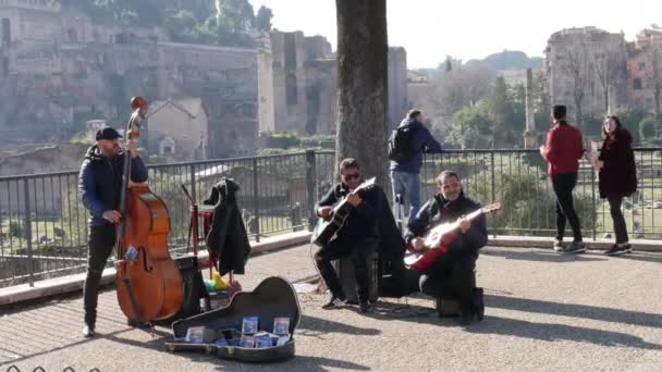 Рим Италия Февраль 2019 Уличные Музыканты Играют Центре Рима Историческими — стоковое видео