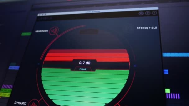 Bir Stüdyosu Dizüstü Bilgisayardan Bir Müzik Üretim Yazılımı Kullanıcı Kontrol — Stok video