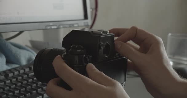 Automatische Film Terugspoelen Nikon 35Mm Camera — Stockvideo