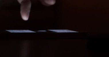 Gece akıllı bir telefonla sosyal ağdaki iletileri kaydırmak - İnternet bağımlılığı kavramı