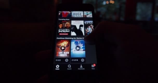 Usuário Smartphone Procurando Filme Programa Adequado Aplicativo Streaming Netflix — Vídeo de Stock