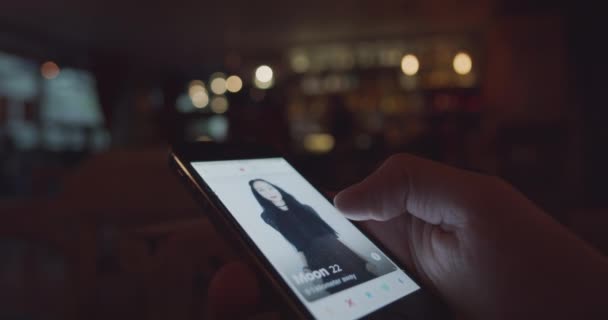 Homme Recherche Attrayant Approprié Sortir Ensemble Partenaire Féminin Sur Application — Video