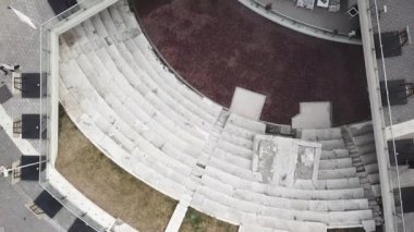 Plovdiv, Bulgaristan, Nisan 2019-şehir merkezinde antik Roma stadyumunda yükselen hava-üst-manzara Cityscape