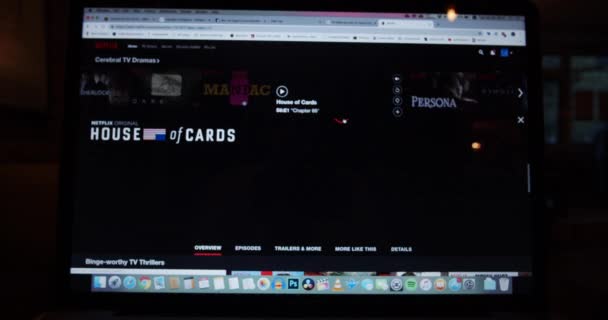 Användare Tittar Filmer Och Program Streaming Platform Netflix Från Laptop — Stockvideo