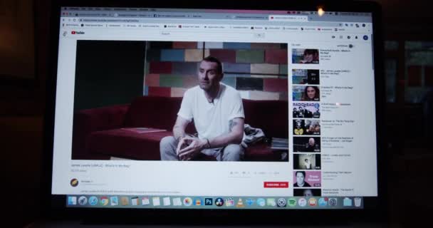 Gebruiker Browsen Youtube Kanalen Van Een Notebook Online Video Kijken — Stockvideo