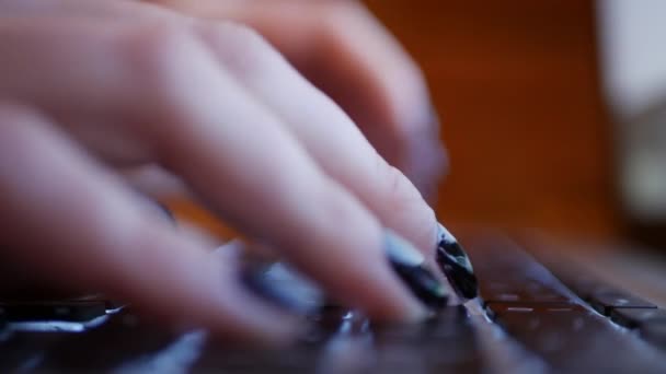 ラップトップのキーボードに黒い爪のタイピングを持つ女性の指 — ストック動画