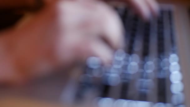 点灯したキーをキーボードで入力する デフォーカスぼやけボケコンセプト映像 — ストック動画