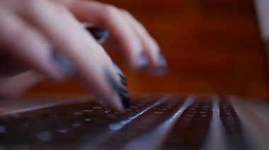 Arkadan aydınlatmalı dizüstü bilgisayar klavyesi üzerinde güzel parmaklar bilgisayar yazma