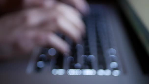 女性が照明付きのボタンで夜にノートブックキーボードを入力する フォーカスがぼやけたコンセプト映像 — ストック動画