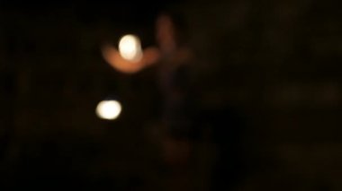 Kadın sanatçı gece dans yangın gösterisi performans - bulanık deffocused bokeh görüntüleri