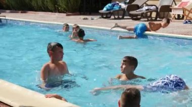 Sunny Beach, Bulgaristan, Ağustos 2018 - Yüzme havuzunda oynayan küçük çocuklar - spor ve eğlence