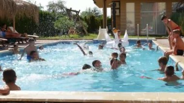 Sunny Beach, Bulgaristan, Ağustos 2018-yaz otelde yüzme havuzunda oynayan çocuklar