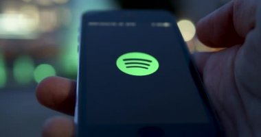 Spotify Smartphone uygulamasında müzik dinleyen Kullanıcı-geceleri yakın çekim