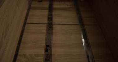 Taramadan önce kurumaya asılı yeni geliştirilmiş 35mm filmler
