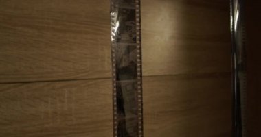 Geliştirilmiş 35mm film negatif yakın çekim-tarama önce kuru asılı