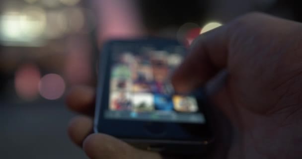 Användare Surfar Filmer För Streaming Smartphone Netflix Amazon Prime Hulu — Stockvideo