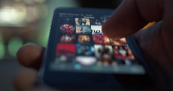 Browsing Film Und Serien Bibliothek Auf Streaming Datenbank Netzwerk Smartphone — Stockvideo