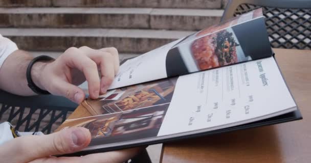 Jeune Homme Regardant Menu Dans Restaurant Plein Air Chic — Video