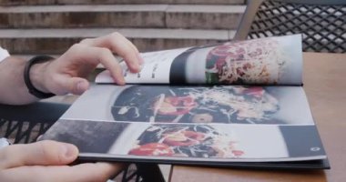 Eller lüks bir açık restoranda yemek seçimi seçimi