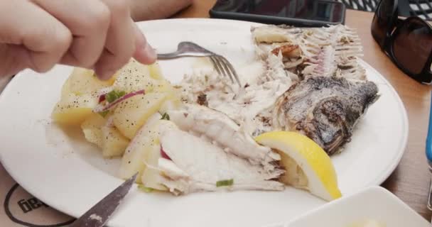 Comer Dorada Con Patatas Variación Pescado Patatas Fritas — Vídeos de Stock