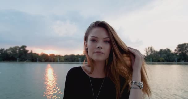 Rahat Genç Beyaz Kızıl Kadın Gün Batımında Kamera Için Saçları — Stok video