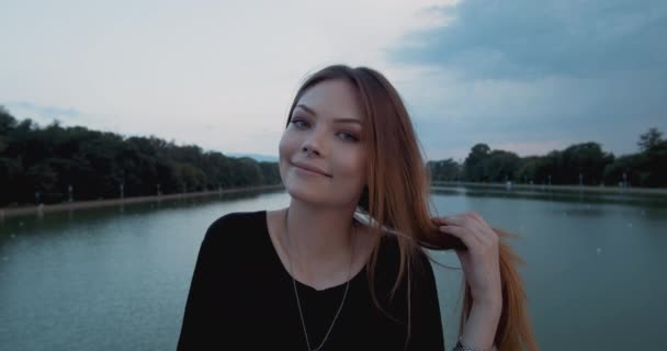 Atraktivní Holčička Usměje Kameru Jak Pohrává Vlasy — Stock video