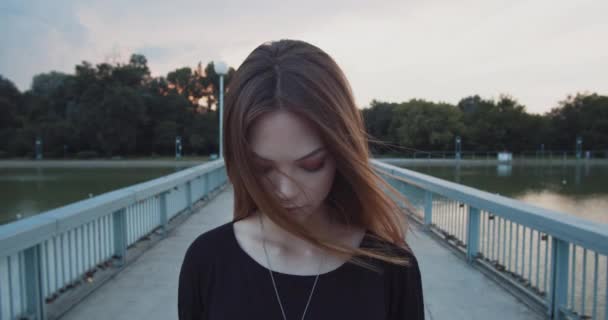 Piękna Dziewczyna Nosa Piercing Stoi Rzece Most Patrzy Aparat Bez — Wideo stockowe