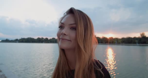 Hermosa Chica Con Cabello Castaño Juega Con Cabello Atardecer Con — Vídeo de stock